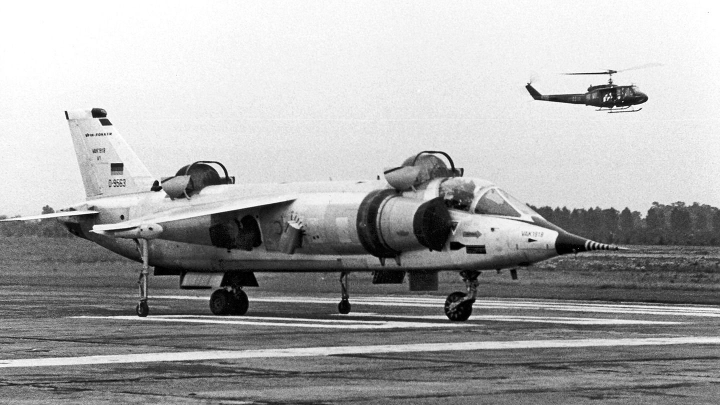 Der deutsche "Harrier"  Die Entwicklung der VFW-Fokker VAK 191 B war in nahezu jeder Hinsicht eine Pionierleistung. Ein erheblicher Teil der Mittel floss in das schwenkbare Triebwerk von Rolls-Royce sowie in die zusätzlichen Hubtriebwerke. Über 8000 Testläufe auf sogenannten Schwebegestellen waren notwendig, um die Grundlagen des Schwebeflugs und den Übergang in den Vorwärtsflug zu erforschen.  Die VAK 191 war ihrer Zeit weit voraus: Sie verfügte bereits über Fly-by-Wire, also eine elektronische Steuerung. Die Ruder wurden hydraulisch bewegt, nicht mehr mechanisch über Gestänge. Dank einer eigenen Hilfsturbine (APU) konnte das Flugzeug unabhängig von Bodenaggregaten starten.  1975 fand der letzte Testflug statt. Da sich die militärischen Anforderungen geändert hatten, gingen alle drei Maschinen direkt ins Museum. Die gewonnenen Erkenntnisse flossen jedoch in den MRCA Tornado ein und bildeten eine Grundlage für spätere Airbus-Flugzeuge. Als einziges Nato‑Land hielt Großbritannien am Senkrechtstarter fest und entwickelte den "Harrier".
