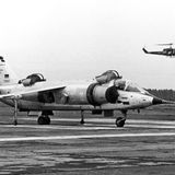 Der deutsche "Harrier"  Die Entwicklung der VFW-Fokker VAK 191 B war in nahezu jeder Hinsicht eine Pionierleistung. Ein erheblicher Teil der Mittel floss in das schwenkbare Triebwerk von Rolls-Royce sowie in die zusätzlichen Hubtriebwerke. Über 8000 Testläufe auf sogenannten Schwebegestellen waren notwendig, um die Grundlagen des Schwebeflugs und den Übergang in den Vorwärtsflug zu erforschen.  Die VAK 191 war ihrer Zeit weit voraus: Sie verfügte bereits über Fly-by-Wire, also eine elektronische Steuerung. Die Ruder wurden hydraulisch bewegt, nicht mehr mechanisch über Gestänge. Dank einer eigenen Hilfsturbine (APU) konnte das Flugzeug unabhängig von Bodenaggregaten starten.  1975 fand der letzte Testflug statt. Da sich die militärischen Anforderungen geändert hatten, gingen alle drei Maschinen direkt ins Museum. Die gewonnenen Erkenntnisse flossen jedoch in den MRCA Tornado ein und bildeten eine Grundlage für spätere Airbus-Flugzeuge. Als einziges Nato‑Land hielt Großbritannien am Senkrechtstarter fest und entwickelte den "Harrier".
