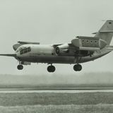 Eine Dornier Do 31 setzt zur senkrechten Landung an