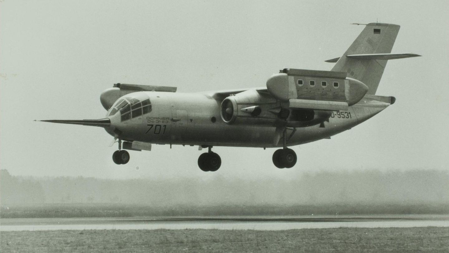 Eine Dornier Do 31 setzt zur senkrechten Landung an
