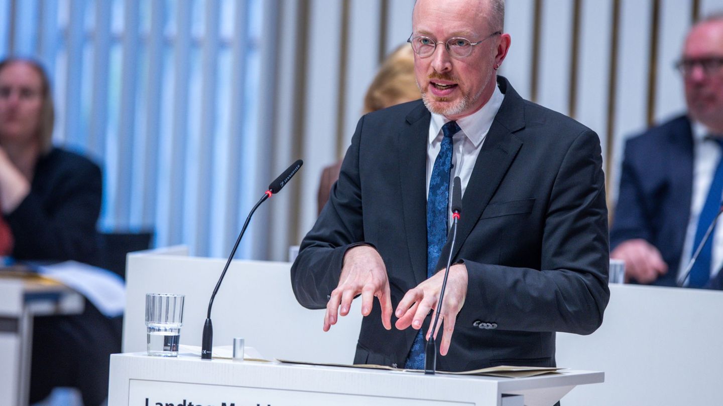 Extremisten setzen zunehmend auch auf Kinder, sagt SPD-Innenminister Christian Pegel. (Archivbild) Foto: Jens Büttner/dpa