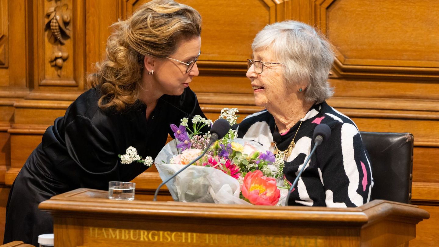 "Demokratie ist zerbrechlich", warnt die Holocaust-Überlebende Helga Melmed (r) bei einer Gedenkstunde, Parlamentspräsidentin Ca