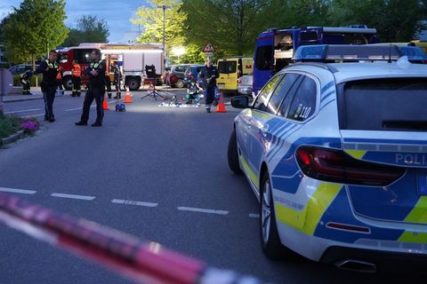 Polizisten sichern den Einsatzort nach den Schüssen auf den Verdächtigen.