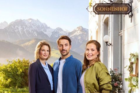 Rike Schmid, Max Alberti und Pina Kühr (v.l.) sind die neuen Gesichter von "Die Landarztpraxis - Team Sonnenhof".