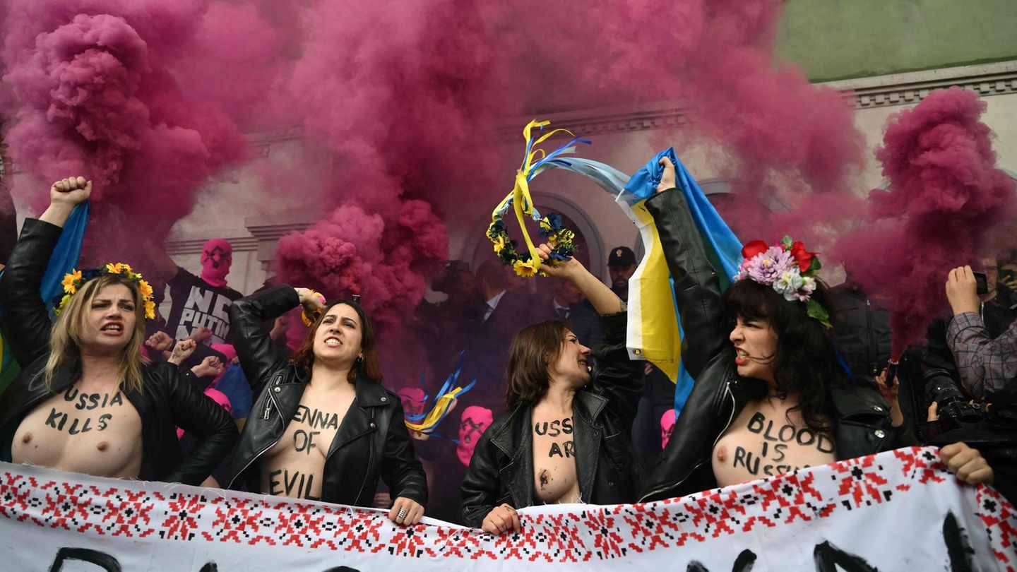 Venedig, Italien: Das Punk- und Kunstkollektiv Pussy Riot hat den Auftritt Russlands bei der Kunstbiennale gekapert. Nicht nur die Aktivistinnen halten die Einladung Russlands zum Kunstfestival der Lagunenstadt für einen Skandal, sondern auch zahlreiche Menschen aus Politik und Gesellschaft. Der russische Kunstpavillon sei Staatspropaganda und somit Terrorpropaganda.   