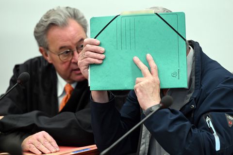 Der Angeklagte soll als Verantwortlicher für das Gebäudemanagement eine Untersuchung des Kühlwassers auf Legionellen-Erreger unt