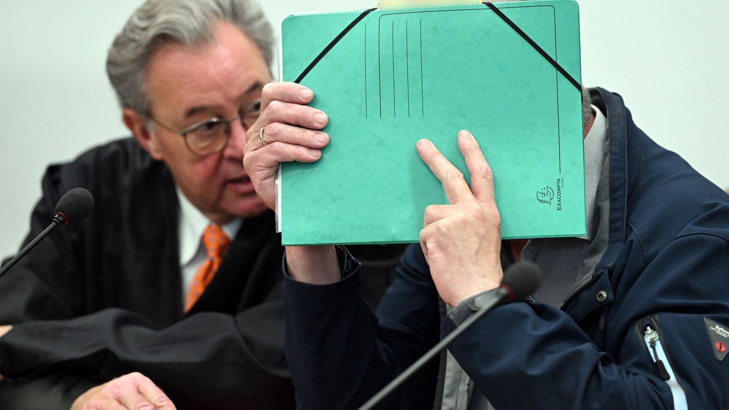 Der Angeklagte soll als Verantwortlicher für das Gebäudemanagement eine Untersuchung des Kühlwassers auf Legionellen-Erreger unt