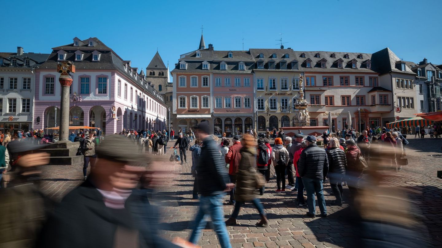 Ein Mann griff in der Trierer Innenstadt zu Messern. (Symbolbild) Foto: Harald Tittel/dpa