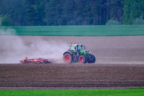 Der trockene Boden ist ein echtes Problem für Landwirte. In den vergangenen Wochen hat es in Bayern viel zu wenig geregnet. (Ill