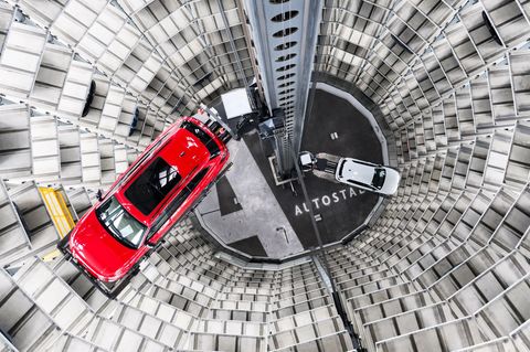Die Auslieferung von Neuwagen in der Wolfsburger Autostadt könnten wegen des Iran-Kriegs teurer werden. (Archivbild) Foto: Julia