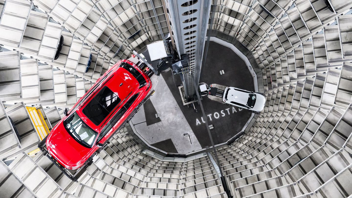 Die Auslieferung von Neuwagen in der Wolfsburger Autostadt könnten wegen des Iran-Kriegs teurer werden. (Archivbild) Foto: Julia