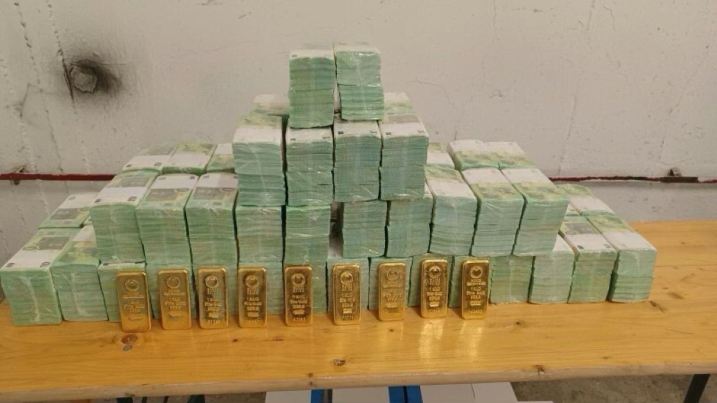 Von Ungarn beschlagnahmtes Bargeld und Goldbarren