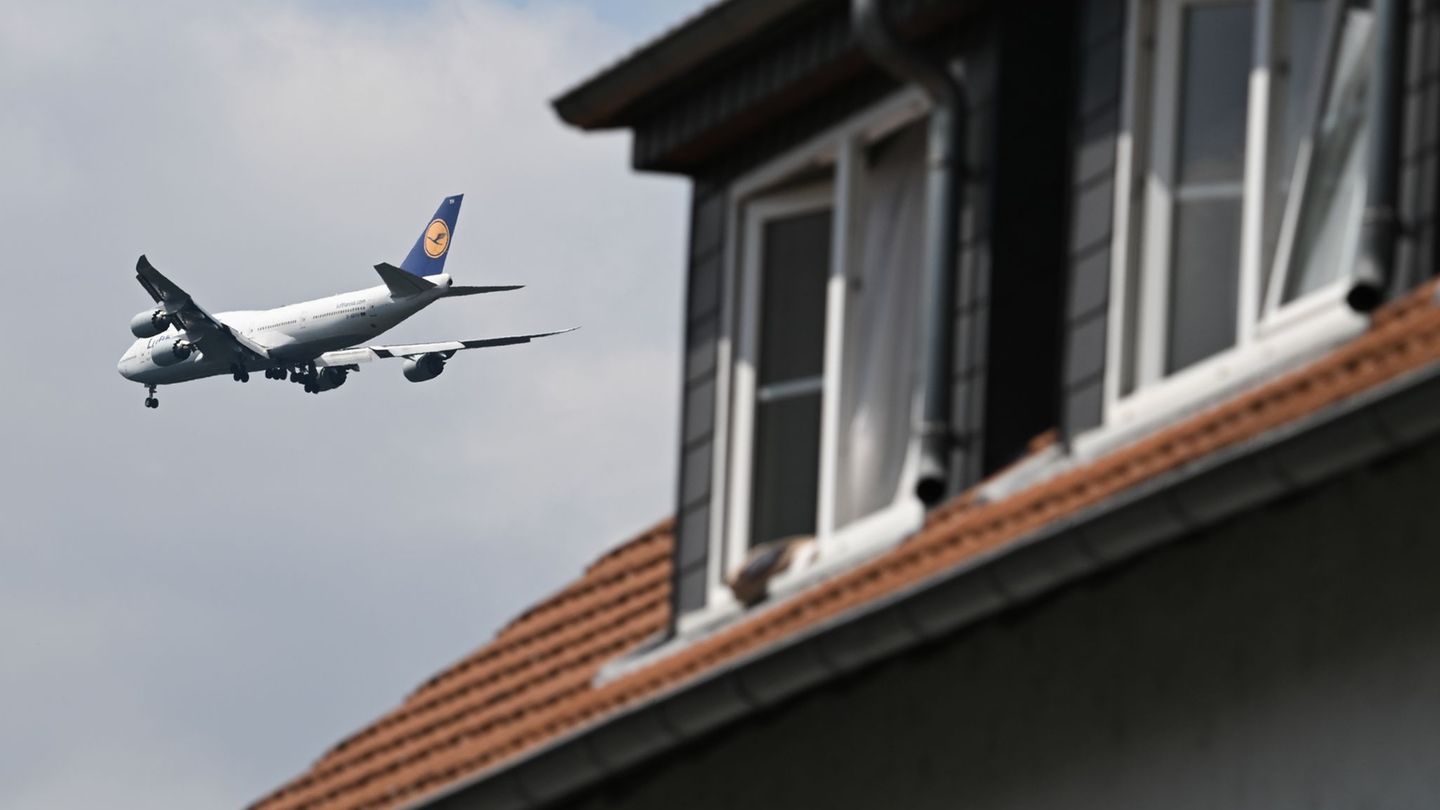 Im eng besiedelten Rhein-Main-Gebiet gibt es Streit um Fluglärm. Foto: Arne Dedert/dpa