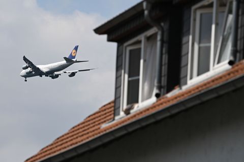 Im eng besiedelten Rhein-Main-Gebiet gibt es Streit um Fluglärm. Foto: Arne Dedert/dpa
