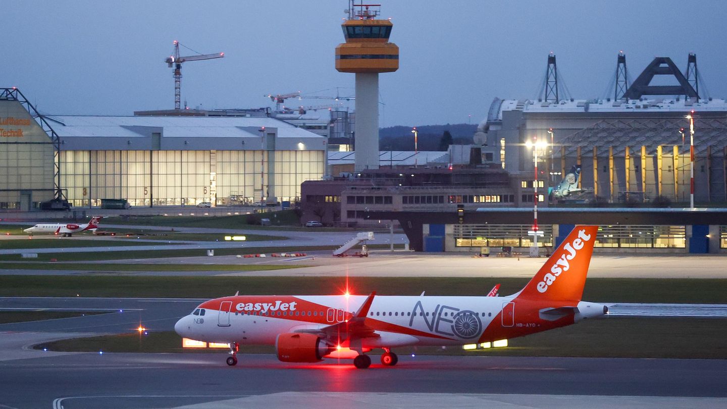 Easyjet fliegt vom 30. Oktober an von Hamburg auch nach Sevilla. (Archivbild) Foto: Bodo Marks/dpa