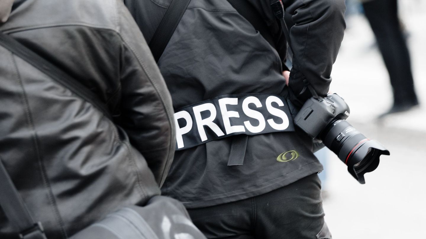 Nach Angriffen auf Fotografen bei einem Treffen der Neuen Rechten stellt die Staatsanwaltschaft das Verfahren ein - die Ermittle