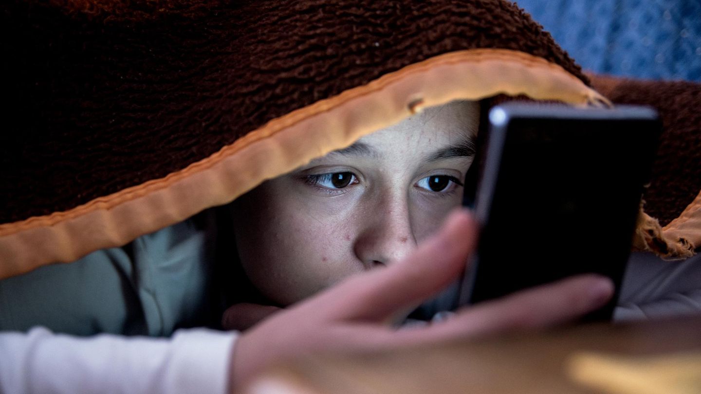 Kind schaut Arda Saatçi auf dem Smartphone zu