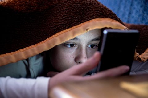 Kind schaut Arda Saatçi auf dem Smartphone zu