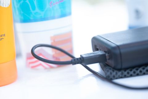 Eine Powerbank hat einen Feuerwehreinsatz an einer Berufsschule in Albstadt ausgelöst. (Symbolbild) Foto: Sebastian Gollnow/dpa/