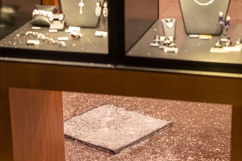 Bei einem Einbruch in ein Juweliergeschäft in Stuhr bei Bremen stahlen die Täter Schmuck. Inzwischen ist ein Verdächtiger in U-H