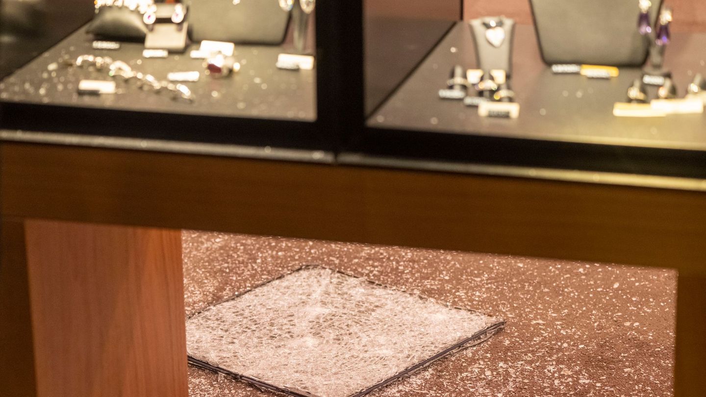 Bei einem Einbruch in ein Juweliergeschäft in Stuhr bei Bremen stahlen die Täter Schmuck. Inzwischen ist ein Verdächtiger in U-H