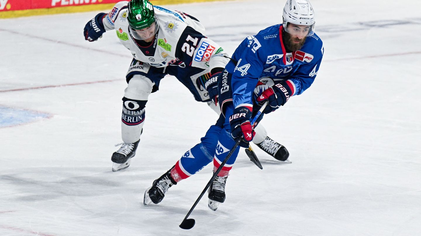 William Worge Kreü (r) ist einer von insgesamt sieben Spieler, die den Vize-Meister Adler Mannheim verlassen werden. (Archivbild
