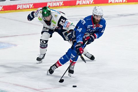 William Worge Kreü (r) ist einer von insgesamt sieben Spieler, die den Vize-Meister Adler Mannheim verlassen werden. (Archivbild