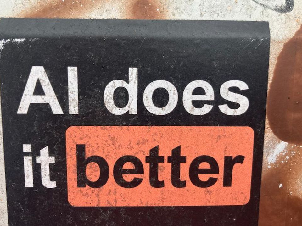Sticker mit Spruch "AI does it better"