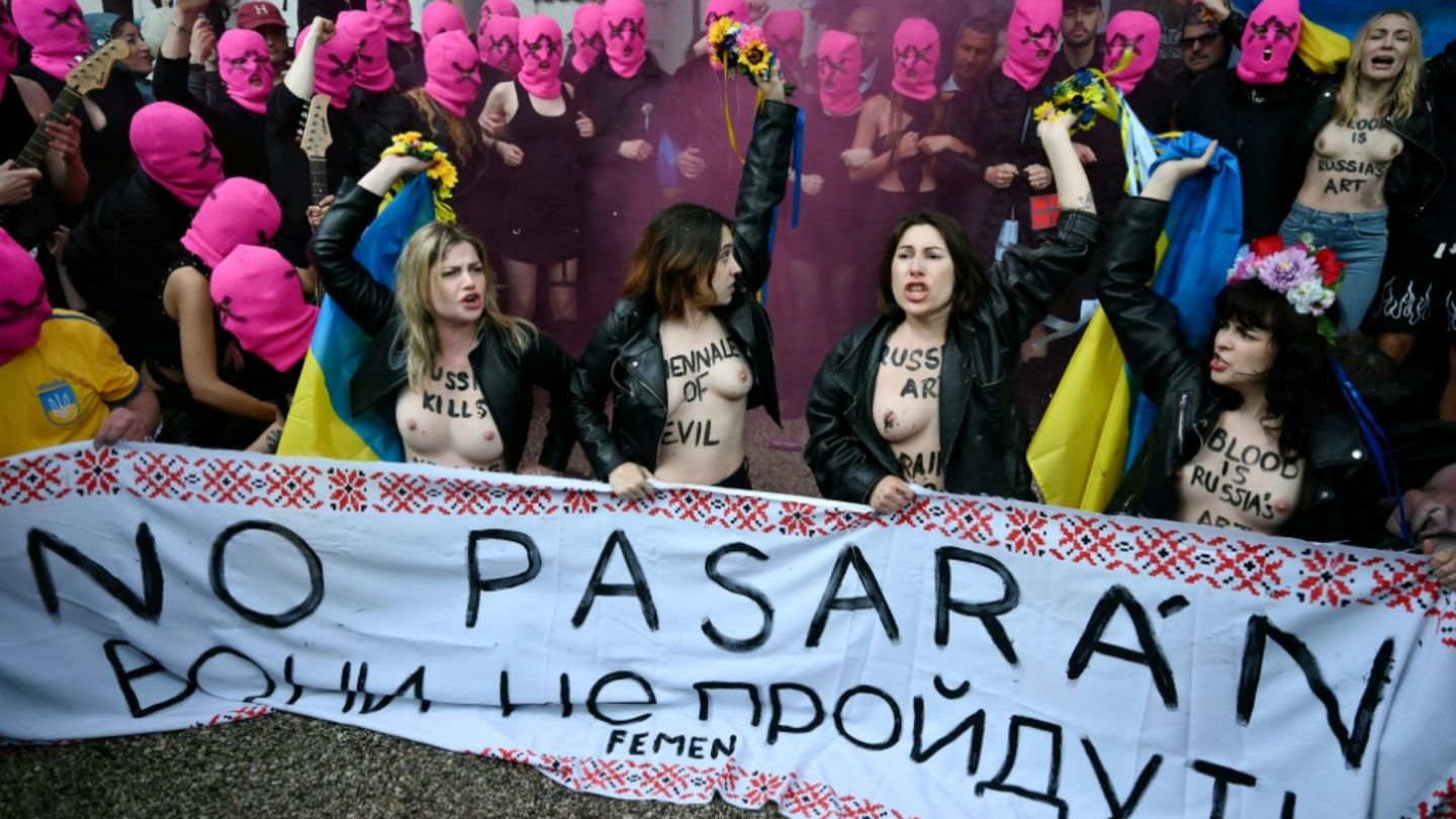 Protestaktion vor dem russischen Biennale-Gebäude