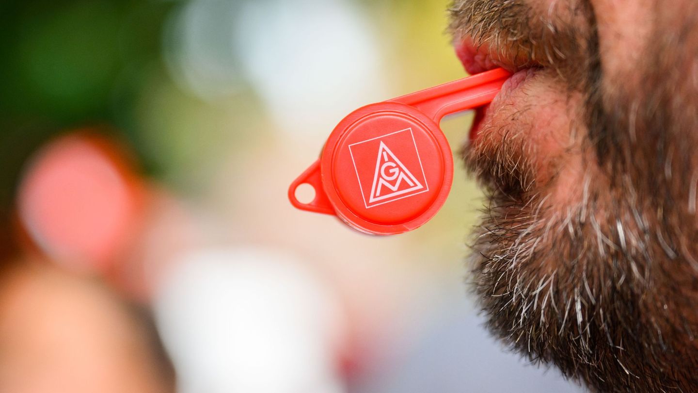 Die IG Metall hat Proteste gegen die Pläne für Stellenabbau bei IAV angekündigt. (Symbolbild) Foto: Julian Stratenschulte/dpa