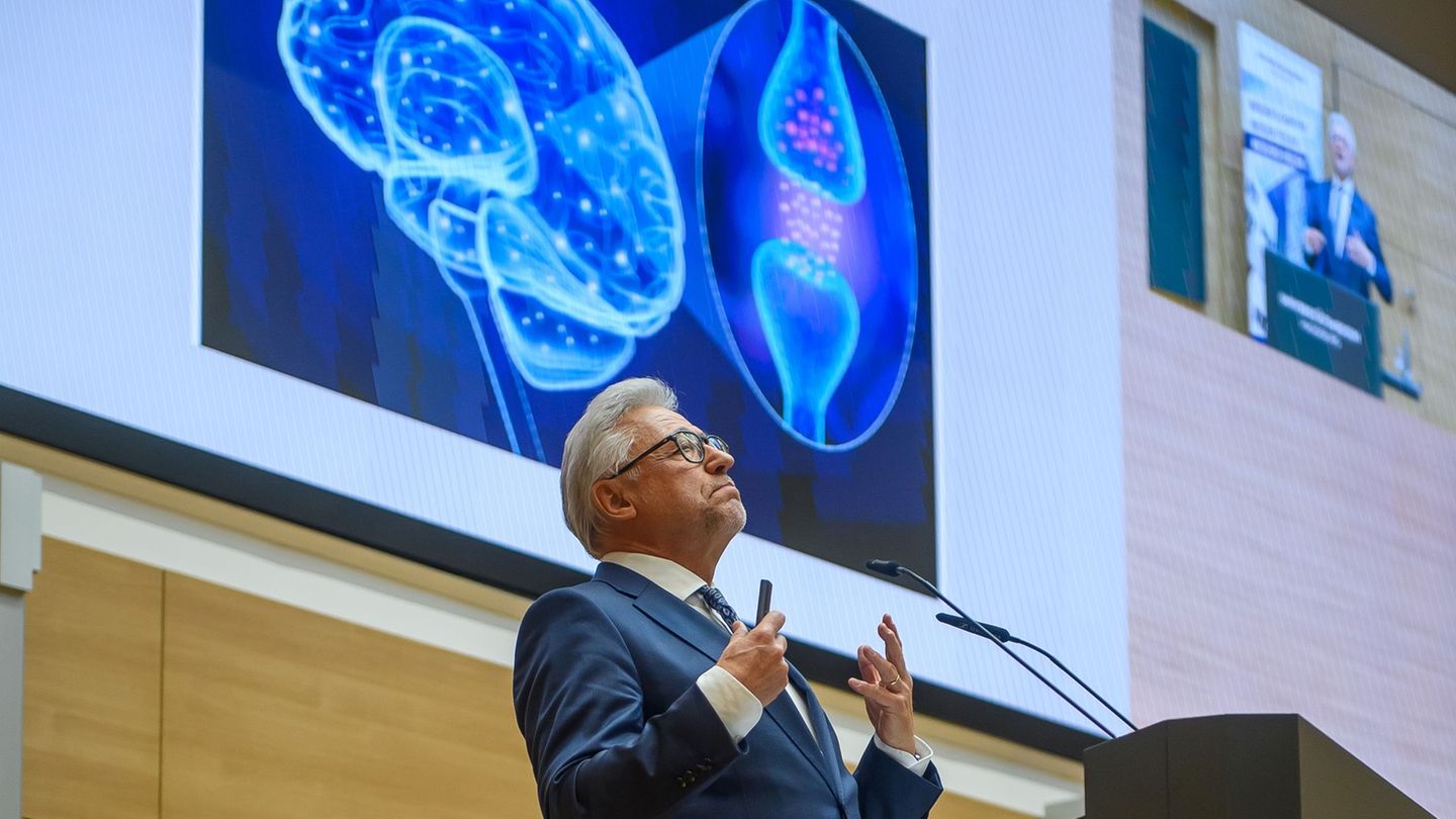 Hans-Jochen Heinze, Ärztlicher Direktor des Universitätsklinikums, spricht bei der Gründungsveranstaltung des Zentrums für Hirng