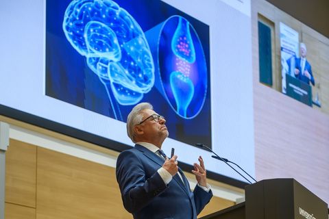 Hans-Jochen Heinze, Ärztlicher Direktor des Universitätsklinikums, spricht bei der Gründungsveranstaltung des Zentrums für Hirng