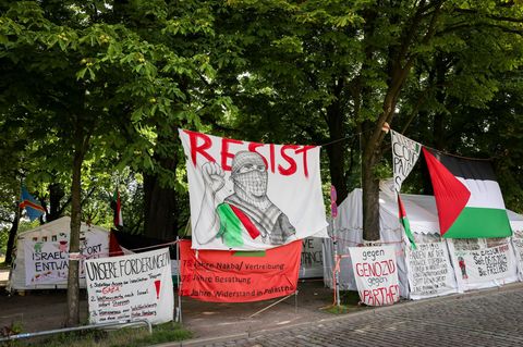 Die Vereinigung Thawra Hamburg will erneut ein Protestcamp gegen Israel aufbauen. (Archivbild) Foto: Christian Charisius/dpa
