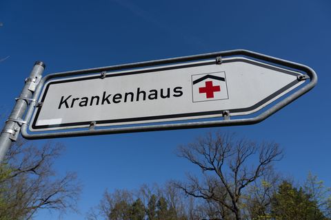 In einem Krankenhaus nimmt die Polizei den Verdächtigen fest. (Symbolbild) Foto: Soeren Stache/dpa