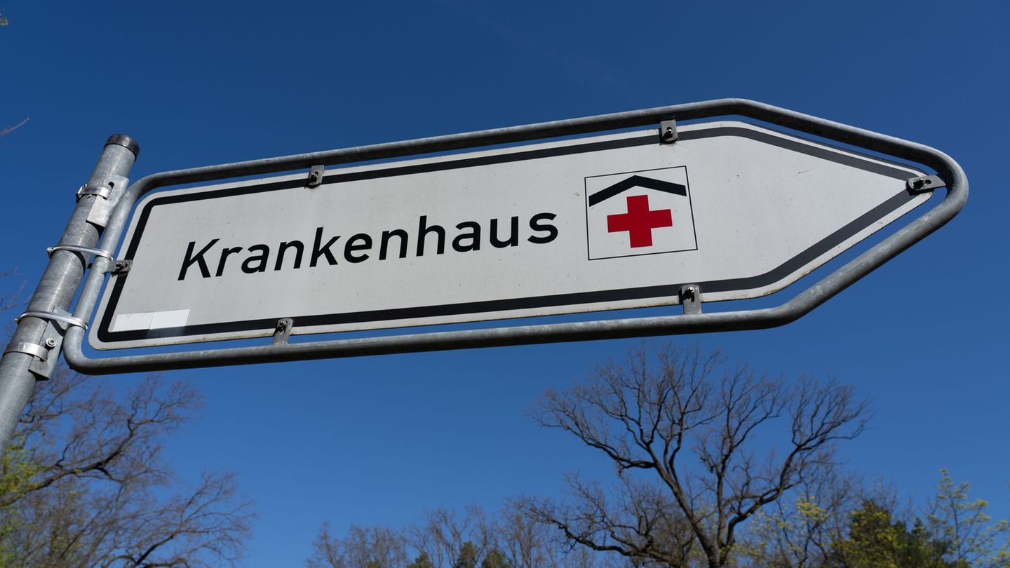 In einem Krankenhaus nimmt die Polizei den Verdächtigen fest. (Symbolbild) Foto: Soeren Stache/dpa