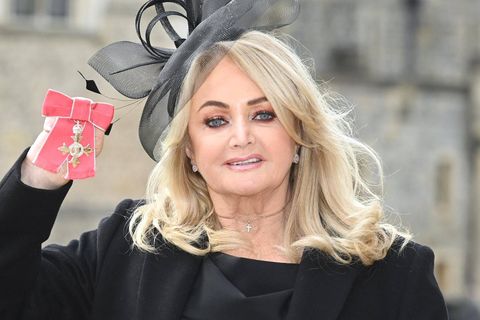 Bonnie Tyler im Jahr 2023, nachdem sie in Schloss Windsor eine Ehrung erhalten hatte