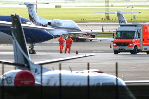 Drei infizierte Passagiere wurden mit zwei Spezialflugzeugen evakuiert. Foto: Peter Dejong/AP/dpa