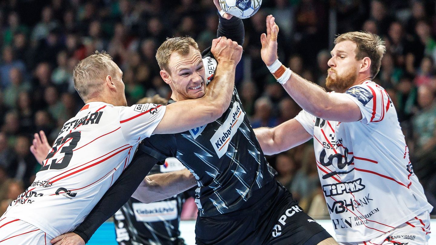 Hatte meist mehrere Abwehrspieler um sich: Berlins Welthandballer Mathias Gidsel. Foto: Andreas Gora/dpa