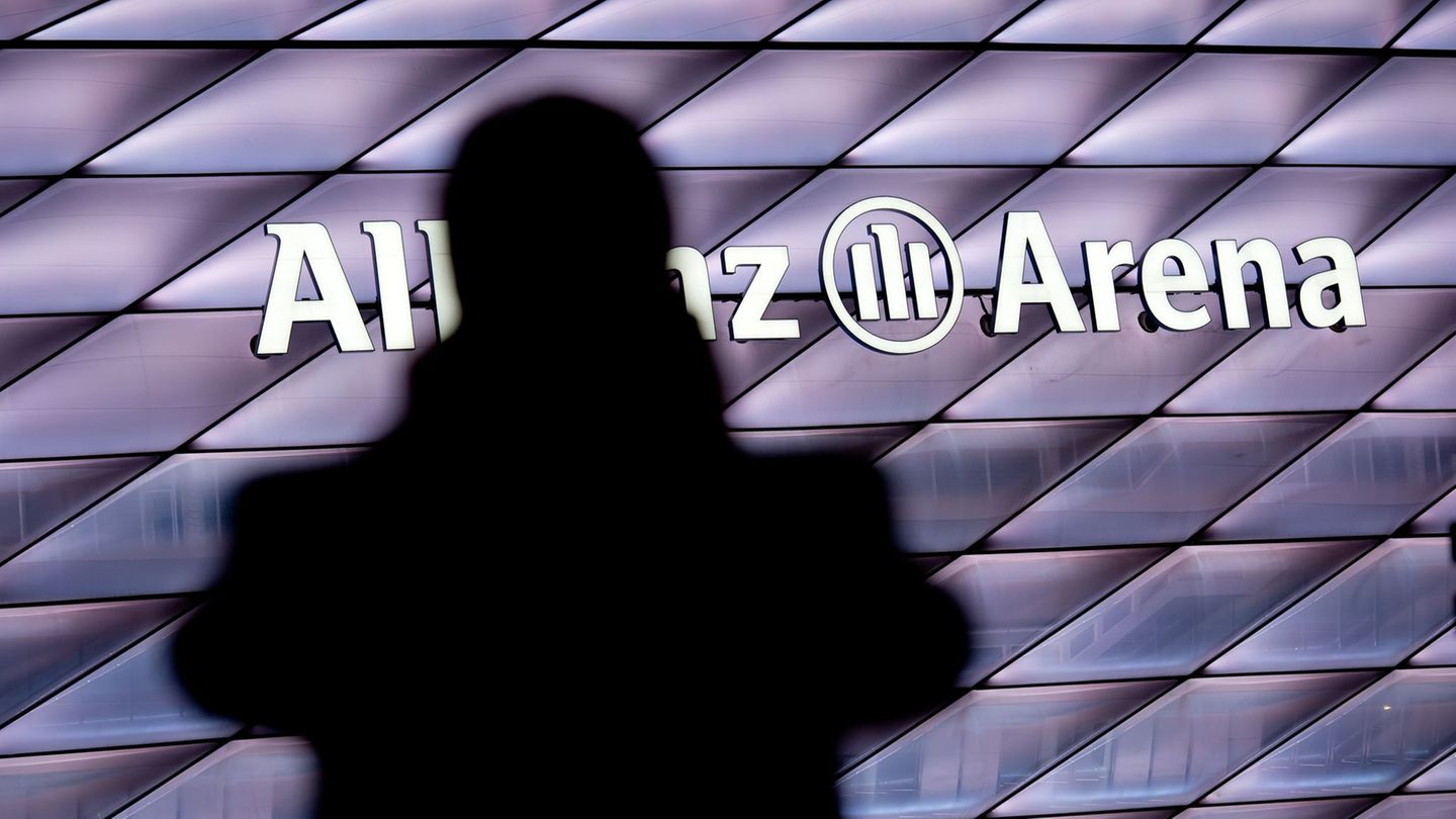 U-Bahn mit mit 1.000 Fußballfans auf dem Weg zur Allianz-Arena gestoppt. (Symbolbild) Foto: picture alliance / dpa
