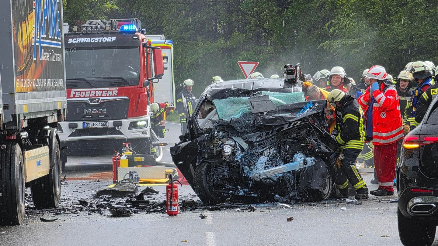 Der 23-jährige Fahrer wurde mit lebensgefährlichen Verletzungen in ein Krankenhaus gebracht. Foto: -/Nord-West-Media /dpa