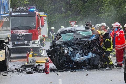 Der 23-jährige Fahrer wurde mit lebensgefährlichen Verletzungen in ein Krankenhaus gebracht. Foto: -/Nord-West-Media /dpa