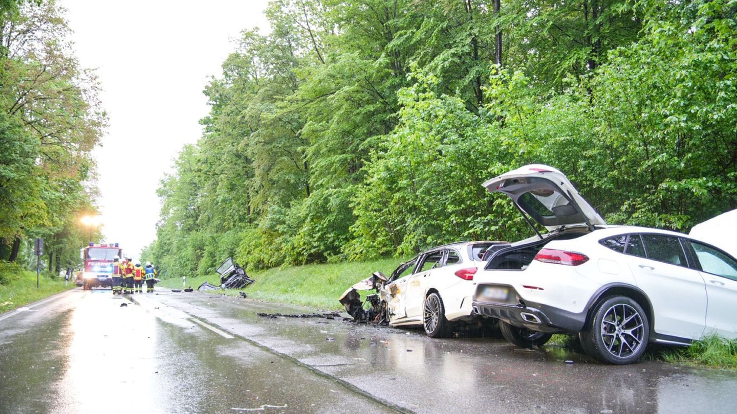Drei Fahrzeuge waren an dem Frontalunfall beteiligt. Foto: Kaczor/SDMG/dpa