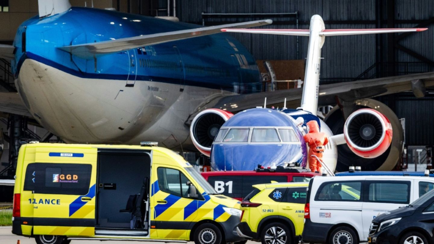 Feuerwehr bringt deutsche Hantavirus-Verdachtsperson von Amsterdam nach Düsseldorf