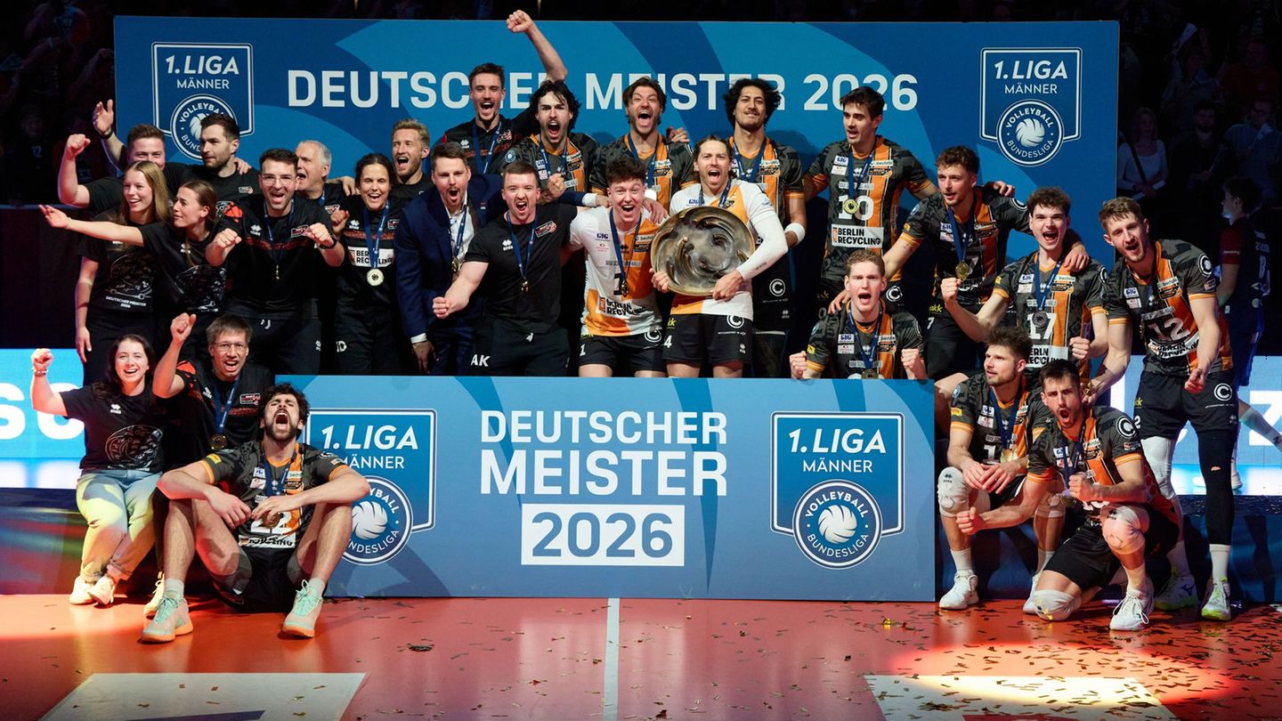 Spieler der Berlin Volleys jubeln nach dem Sieg über den Meistertitel. Foto: Georg Wendt/dpa