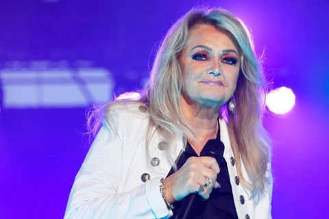 Bonnie Tyler musste sich in Portugal einer Not-OP unterziehen.