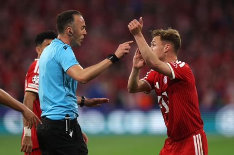 Joshua Kimmich reklamiert nachdrücklich bei Schiedsrichter Joao Pinheiro