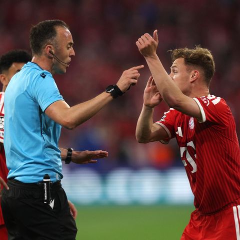 Joshua Kimmich reklamiert nachdrücklich bei Schiedsrichter Joao Pinheiro