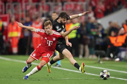 Joshua Kimmich wirft sich in den Laufweg von PSG-Profi Khvicha Kvaratskhelia