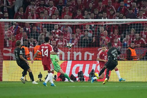 Das 1:0 für Paris: Der Ex-Dortmunder Ousmane Dembele (r) trifft in München. Foto: Matthias Schrader/AP/dpa