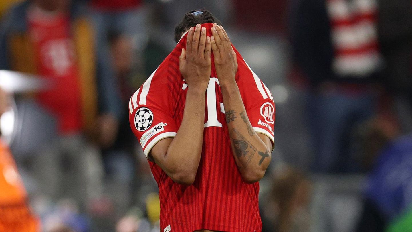 FC Bayern Michael Olise zieht sich nach dem Aus gegen Paris Saint-Germain das Trikot über den Kopf